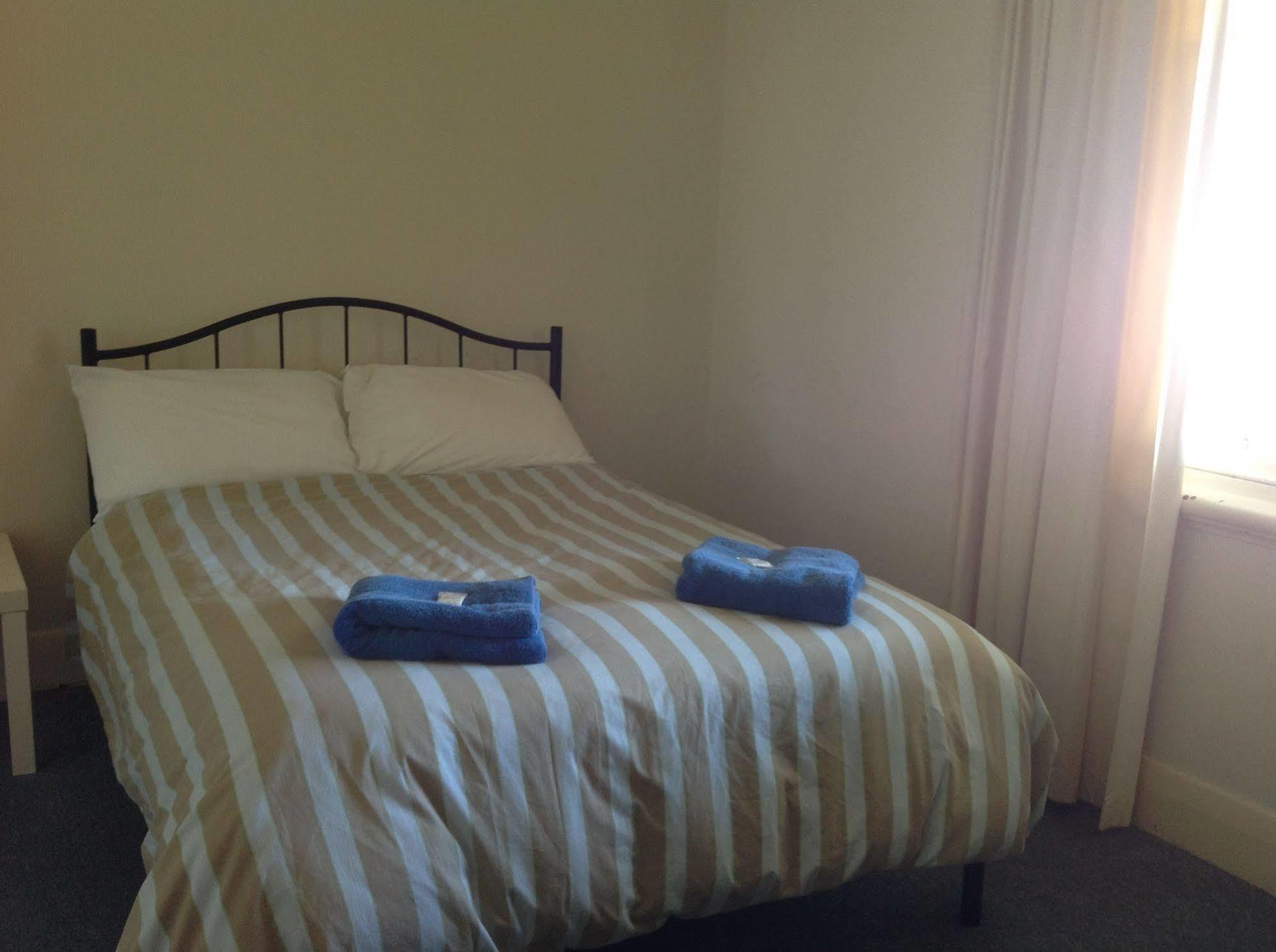 Crown Inn Hotel Kingston Se Bagian luar foto
